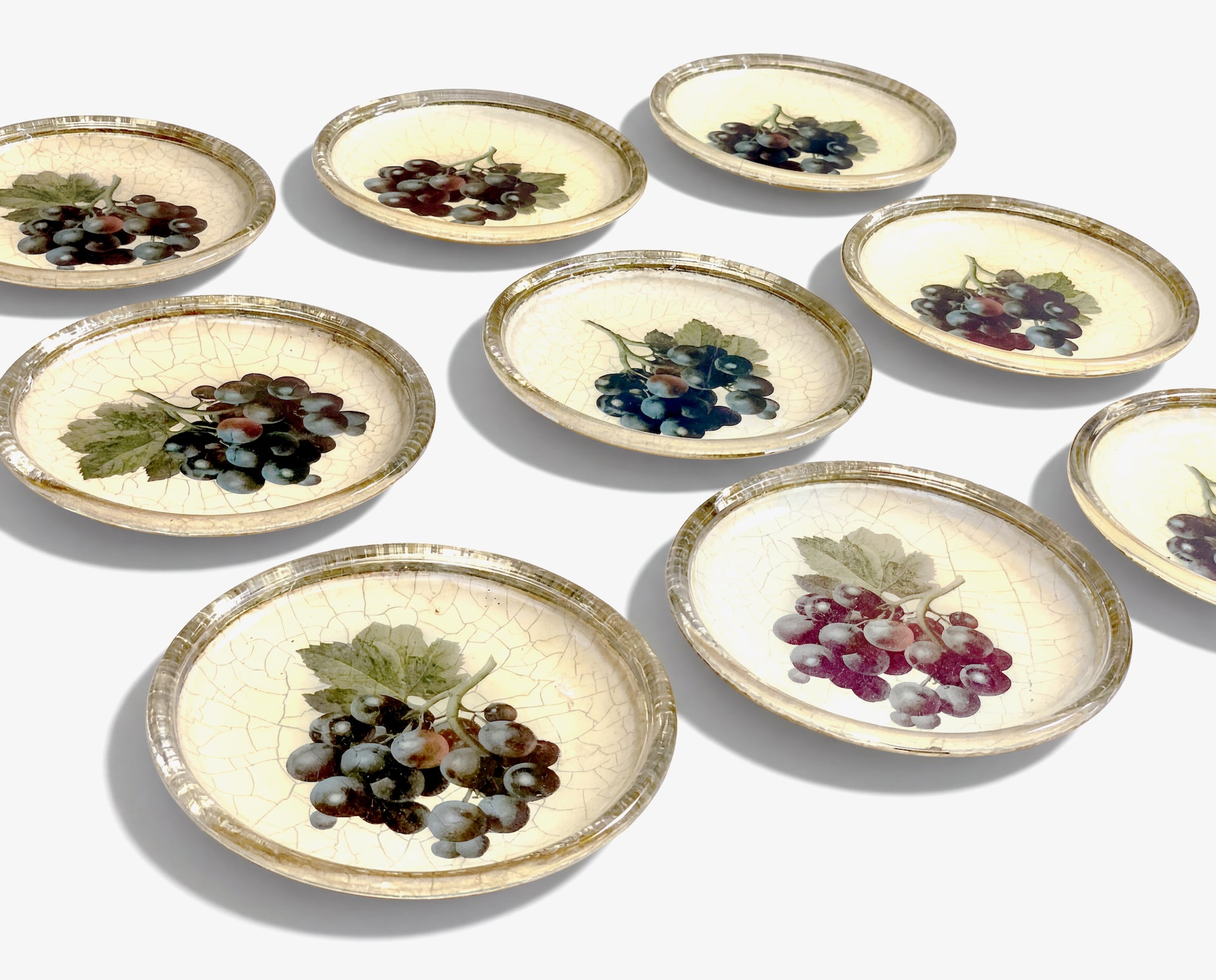 Vineyard 7” Round Rolled Gold Plate — Merlot Grape